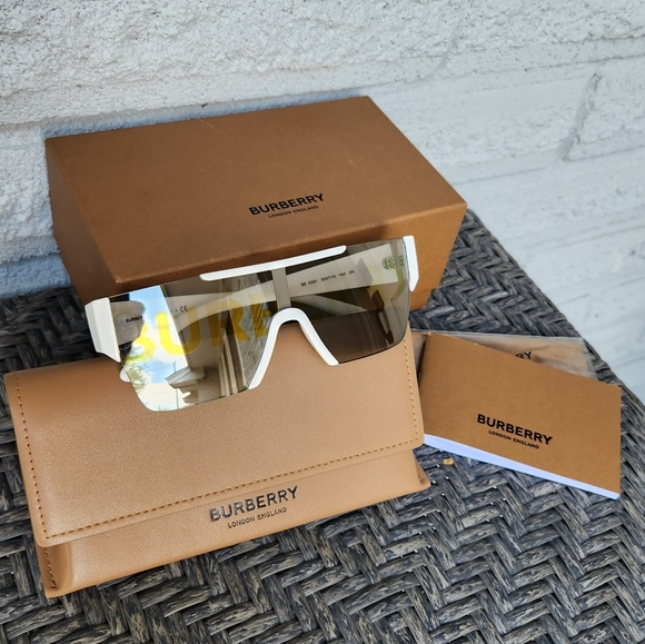 Burberry Hologram Sunglasses with box,case,cleaning cloth & booklet - Picture 3 of 8